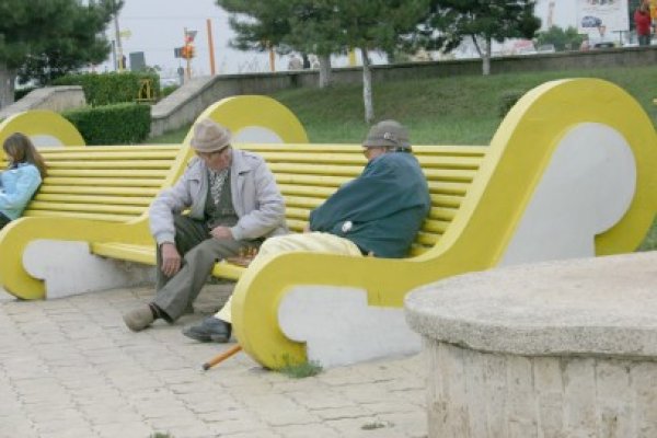 Bătrână lăsată fără pensie de două escroace